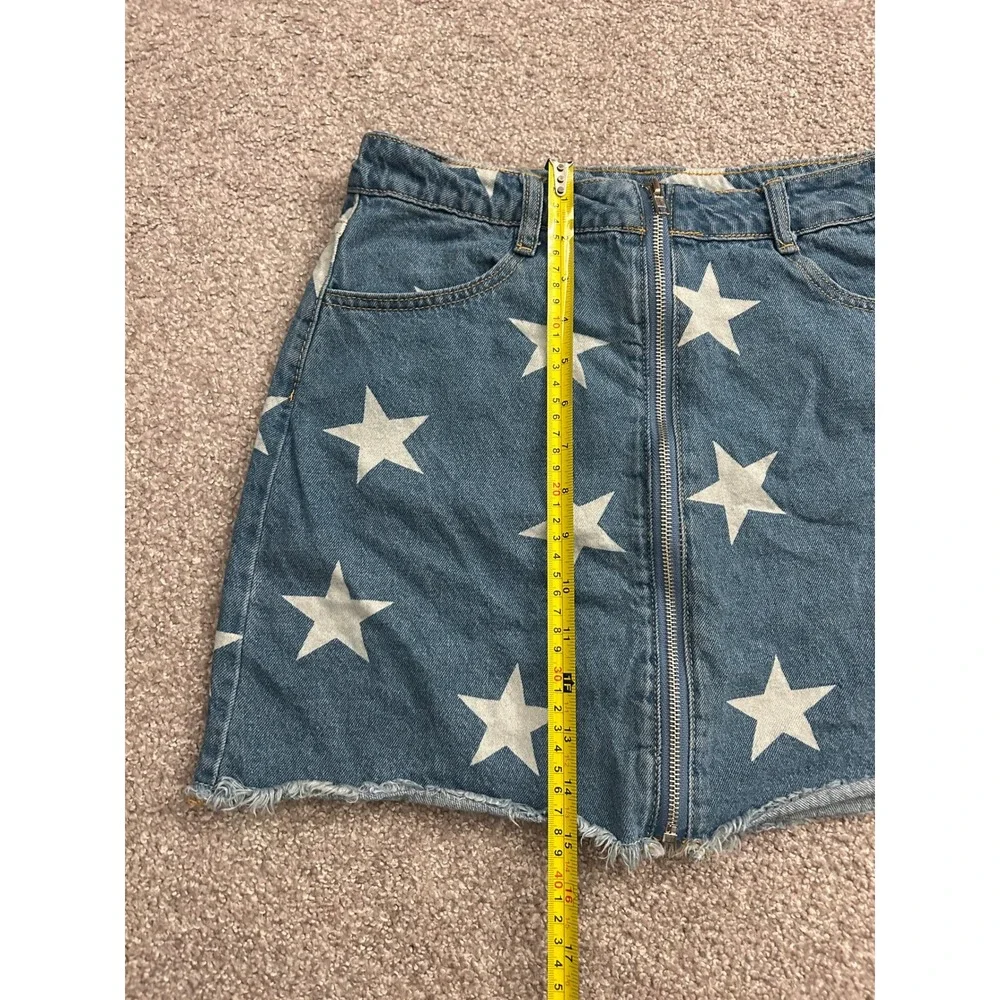 Le Lis Star Print Denim Mini Skirt Womens Medium Blue Excellent Full Zip Raw Hem